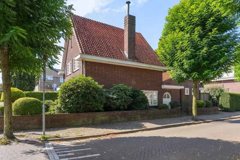 Jaren 30 woning met bouwperceel te koop in Oisterwijk
