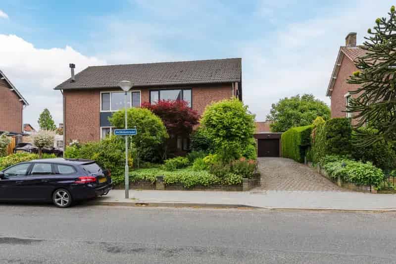 Tegelen Tweekapper 4 slaapkamers Grote Garage Moderne Badkamer