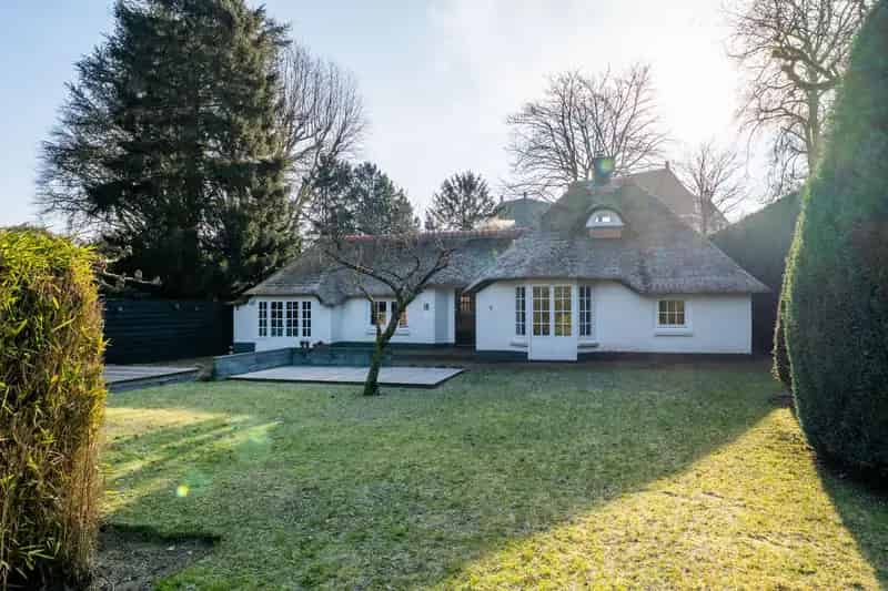 Droomvilla Laren: Rietgedekte Villa met Gastenverblijf en Tuin