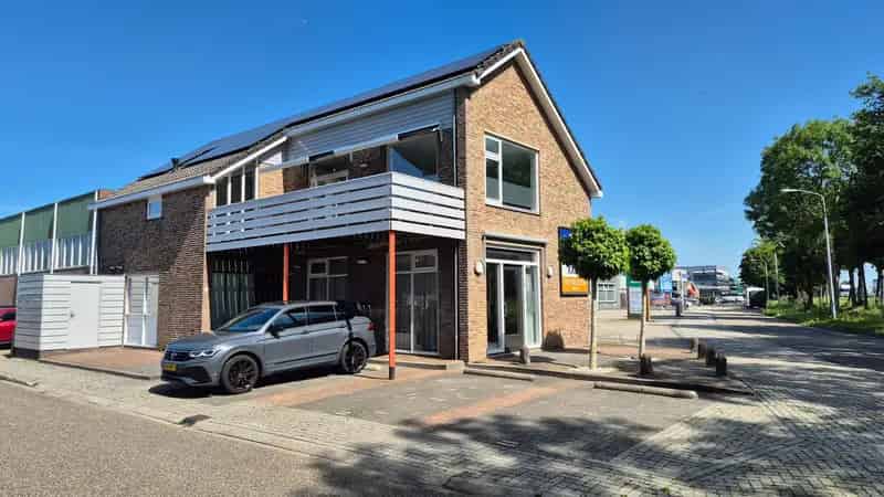 Kantoor met Bovenwoning te Koop Wormerveer
