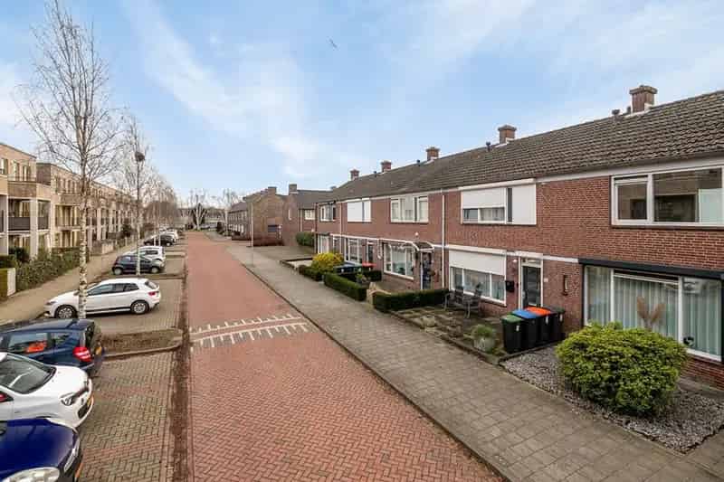 Ruime 4 Slaapkamers Woning met Moderne Keuken en Royale Tuin