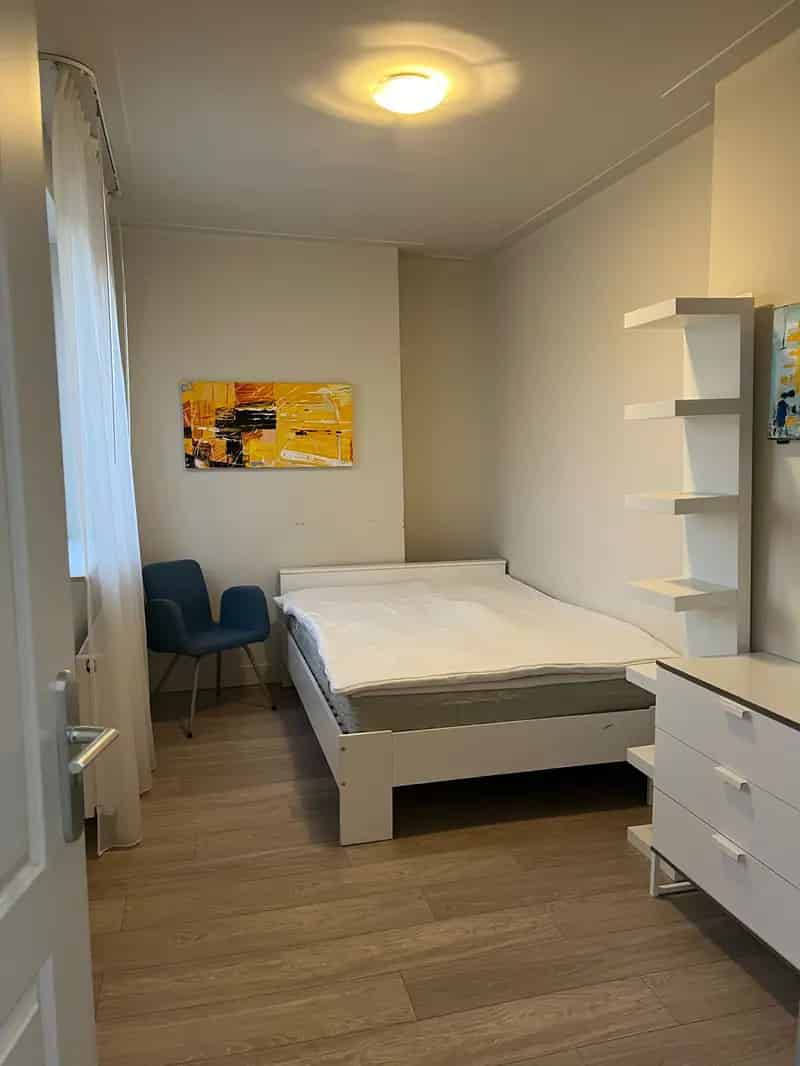 Kamer in gemeubileerd appartement nabij Olympiaplein
