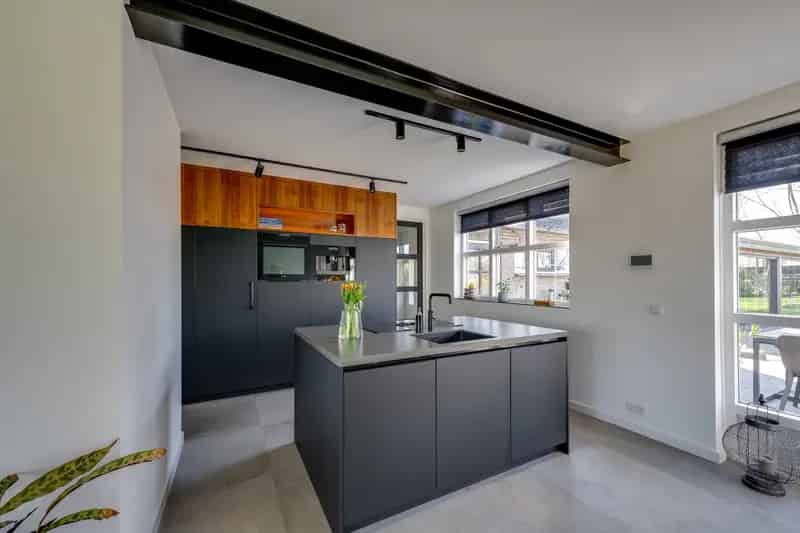 Huis te koop Hoevenseweg: Luxe woning met zwembad en 4 slaapkamers