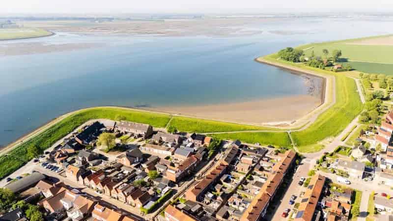 Tussenwoning Sint Philipsland 2 slaapkamers serre 8 zonnepanelen