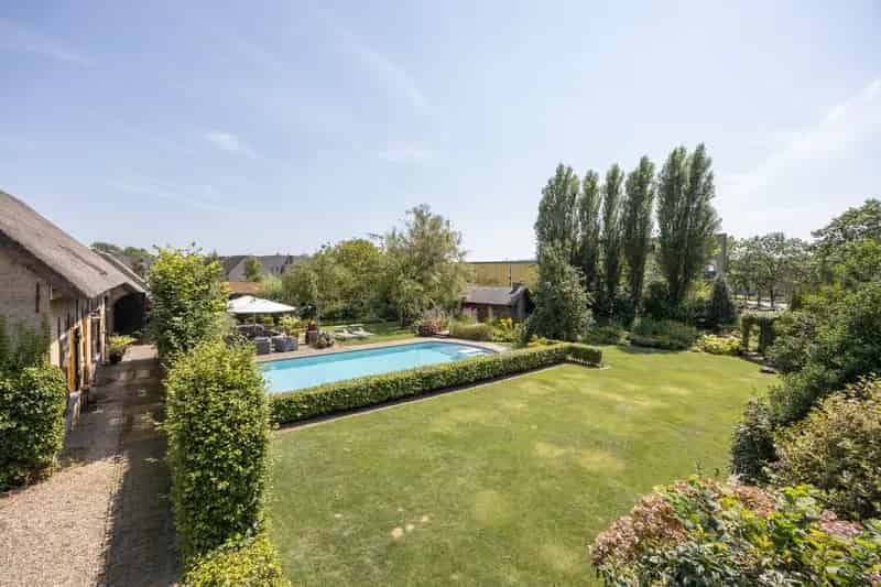 Woonboerderij te koop: rieten dak, royale tuin, zwembad, privacy