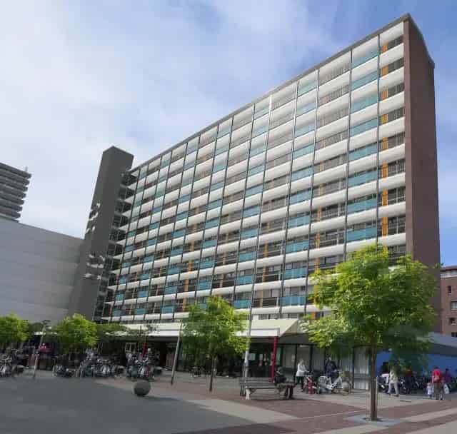 Poptahofwoning nabij winkels scholen en park