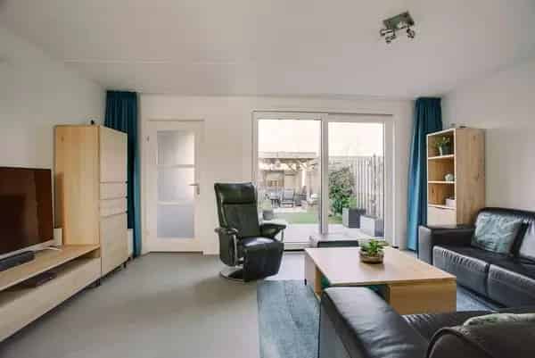 Ruime Hoekwoning met Tuin en 4 Slaapkamers te Koop