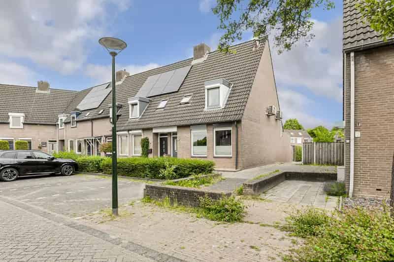 Huis te koop Raamsdonksveer: Ruime hoekwoning met diepe tuin