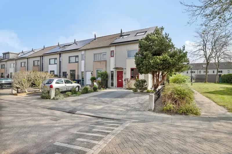 Huis te koop Almere Ruime hoekwoning 4 slaapkamers Zwembad