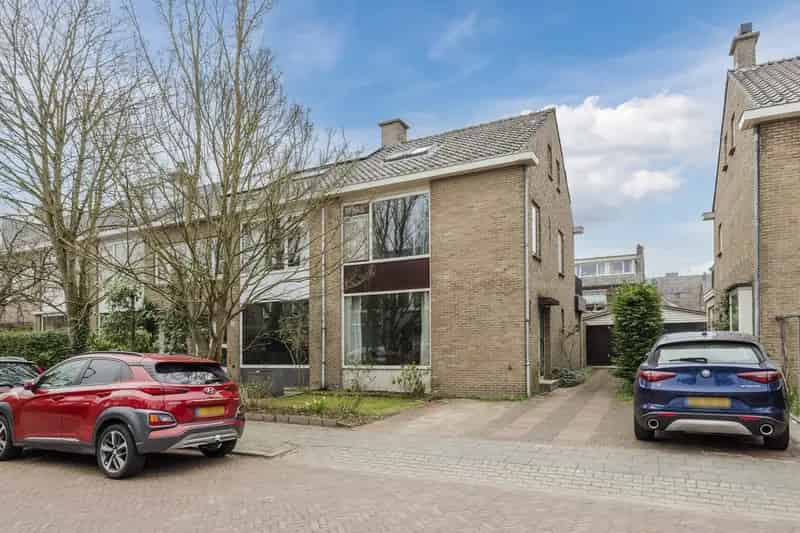 Huis te koop Oegstgeest: Royale hoekwoning Zeeheldenbuurt