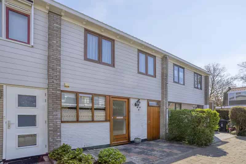 3 Slaapkamers Zuidoostbeemster: Ruime Eengezinswoning te moderniseren