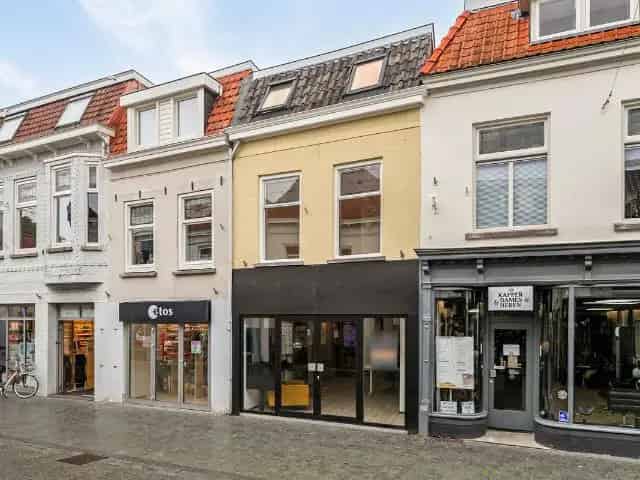 Wonen en Werken Bergen op Zoom: Gerenoveerde Winkel met Bovenwoning