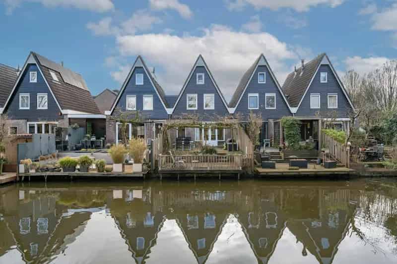 Huis te koop: Ruime gezinswoning met 4 slaapkamers aan het water