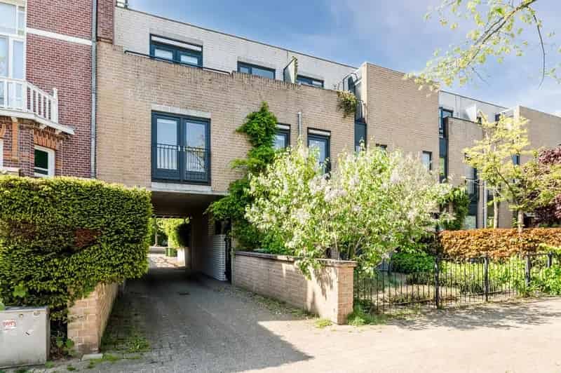 Huis te koop Baronielaan Breda: Ruime woning met dakterras en garage