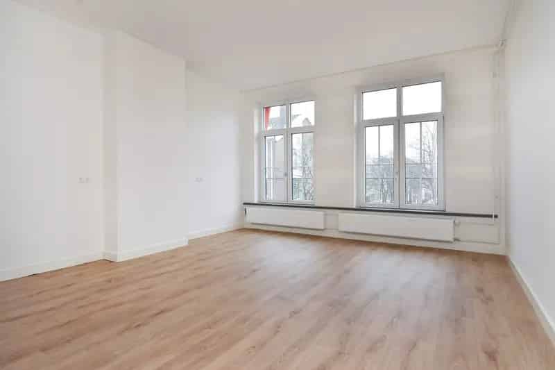 Appartement te koop Den Haag: Gemoderniseerd 3-kamer appartement