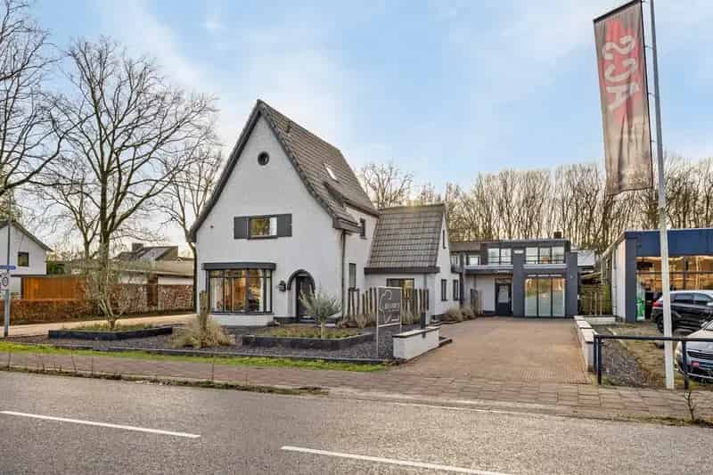 Bedrijfshal Helmond Wonen Werken 3 slaapkamers 2 badkamers