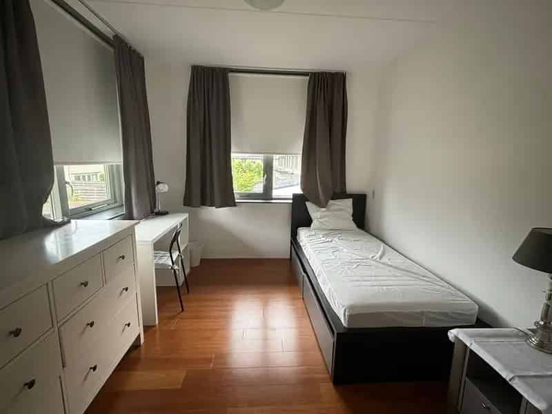 Ruime Kamer Nabij Tram 25 en Bussen Amsterdam