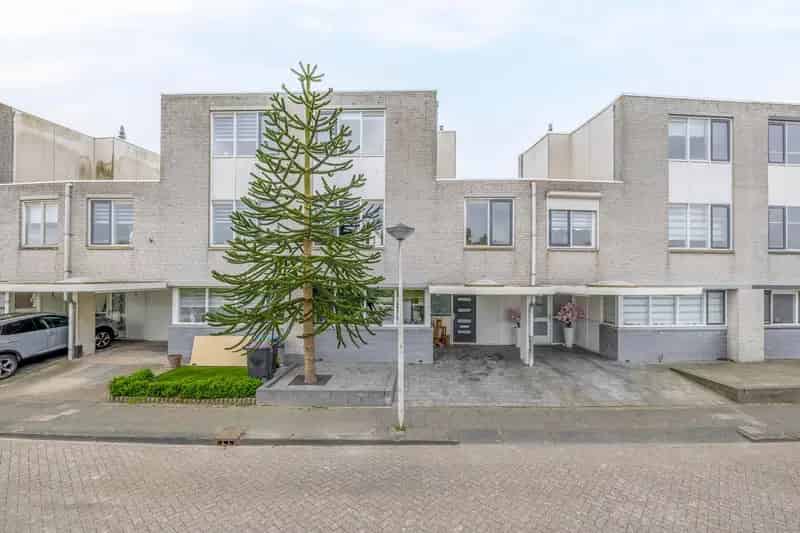 Ruime Energiezuinige Tweekapper met Tuin Spijkenisse