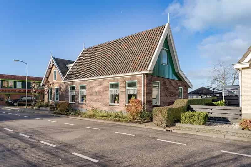 Vrijstaande woning met uitzicht over weilanden en aanlegsteiger