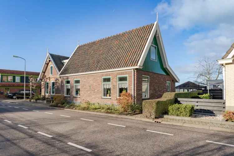 Vrijstaande woning met uitzicht over weilanden en aanlegsteiger