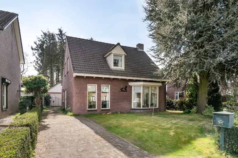 Vrijstaande woning  op ruim perceel met garage en tuin