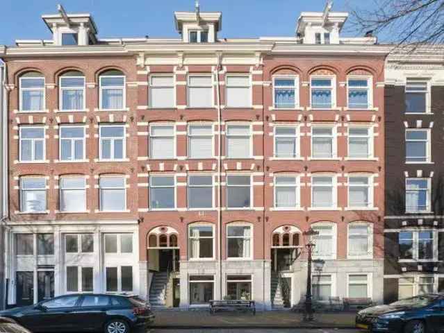 Zonnig Benedenhuis met Tuin aan het Water te Amsterdam