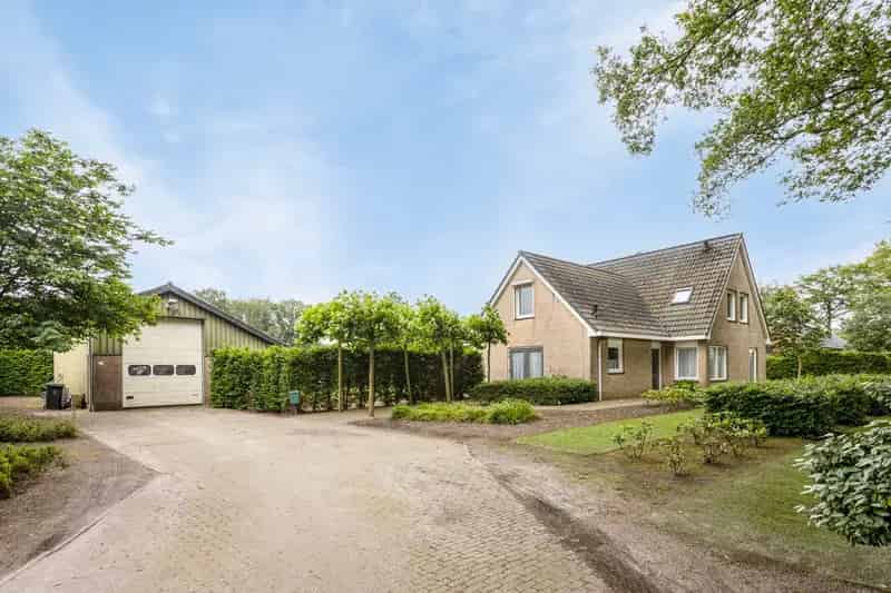Huis te koop Zundert: Ruime woning met garage en B&B mogelijkheid