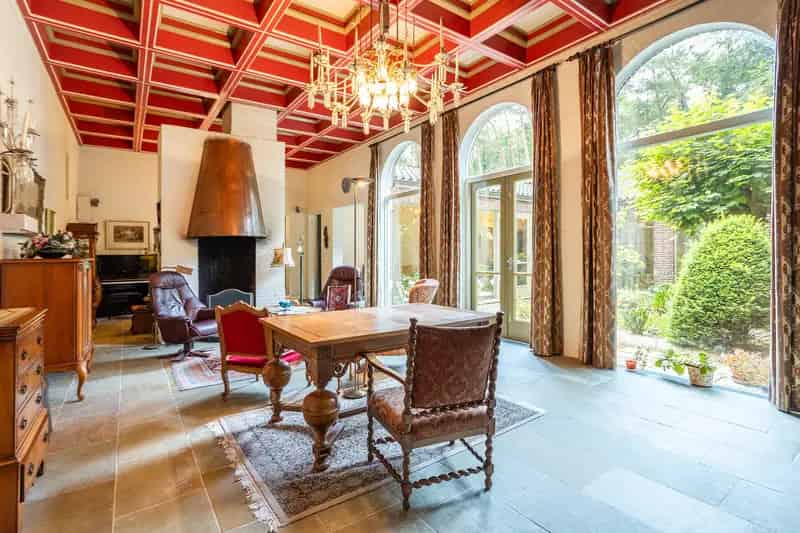 Huis te koop Bosch en Duin: Architectonische villa met oranjerie en grote tuin