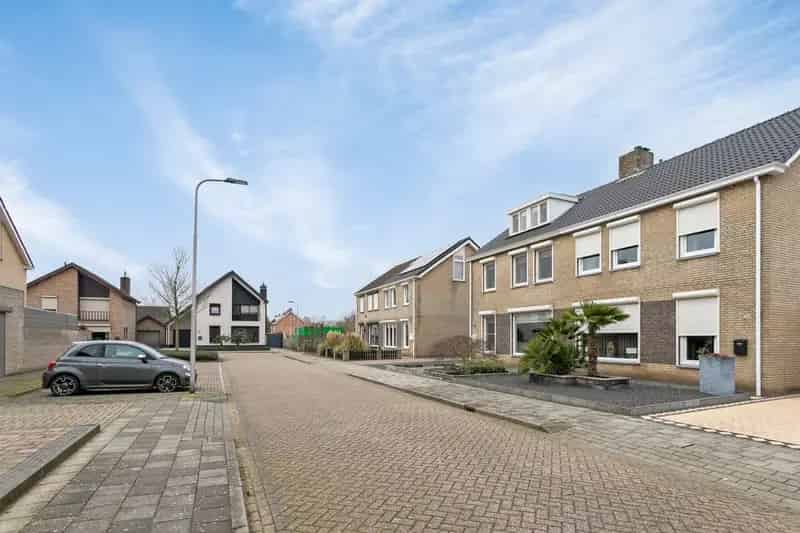 Ruime 5 Slaapkamers Tweekapper met Garage en 14 Zonnepanelen