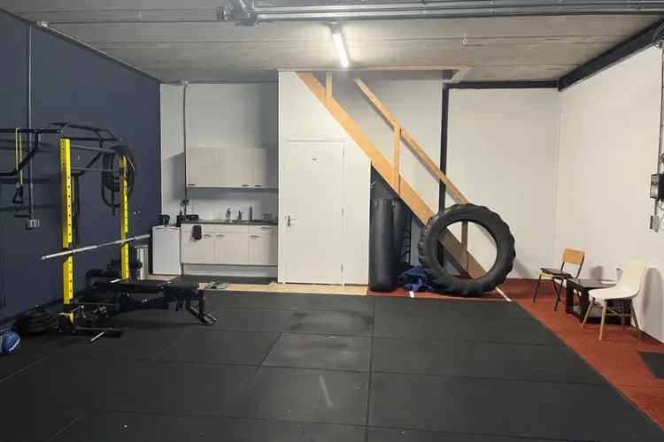 Bedrijfshal Emmeloord 135m² - Modern Pand met Kantoorruimte