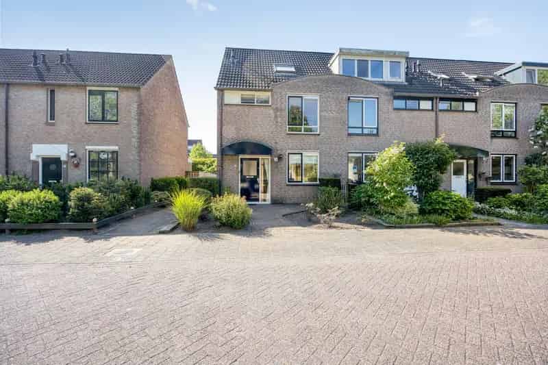 Huis te koop Breukelen: Ruim hoekhuis met 4 slaapkamers en diepe tuin