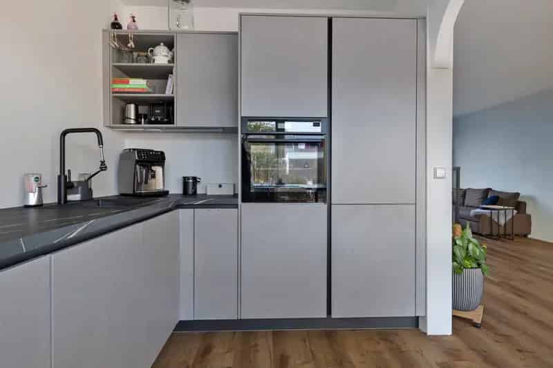 Hoekwoning Almere 4 slaapkamers Nieuwe keuken badkamer Dak Zonnepanelen Tuin