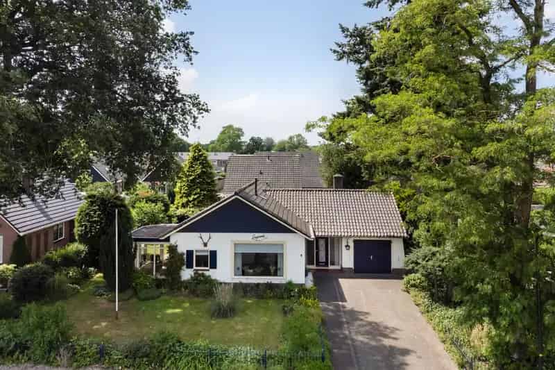 Huis te koop Beekbergen: Ruime Semi-bungalow met Serre en Tuin