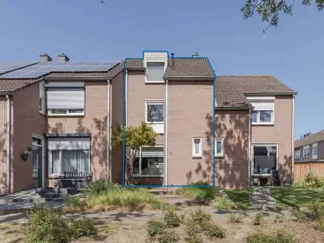 Ruime gezinswoning te koop in Hoogvonderen Roermond