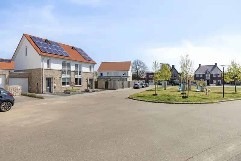 Instapklare Tweekapper met Garage en Serre in Soerendonk