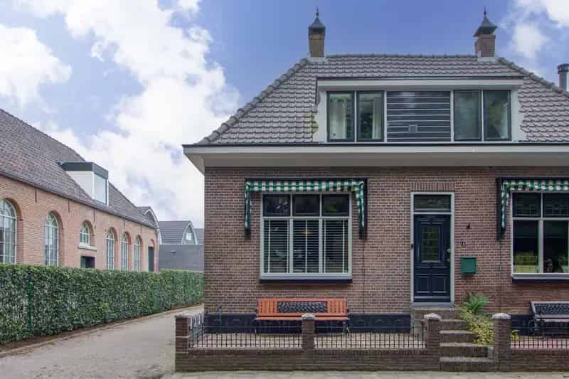Karaktervolle Tweekapper Spakenburg Gerenoveerd 1900