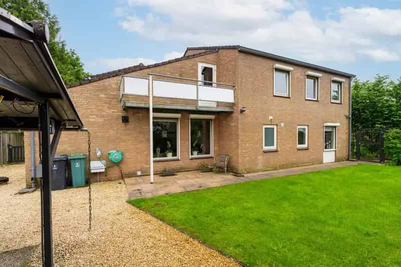 Villa te koop Sprang Capelle: Ruime split-level woning met drive-in garage