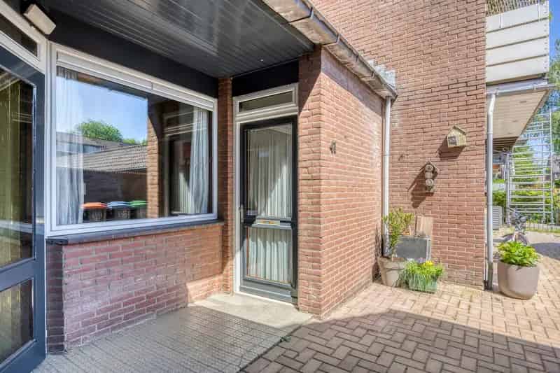 Huis te koop Rhoon: Compacte woning met tuin en parkeerplaats