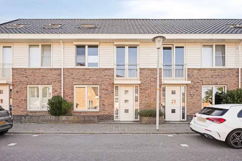 Moderne Eengezinswoning met Luxe Serre te Koop