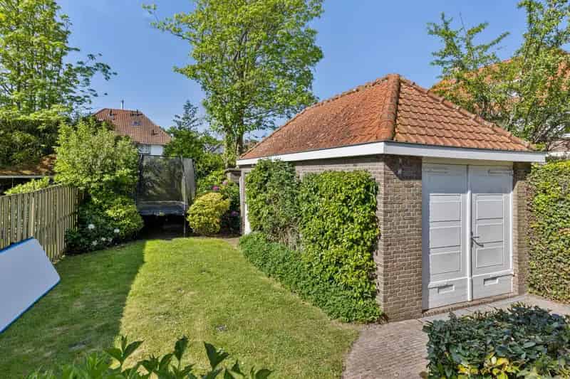 Huis te koop Wassenaar: Ruime jaren 30 villa met tuin