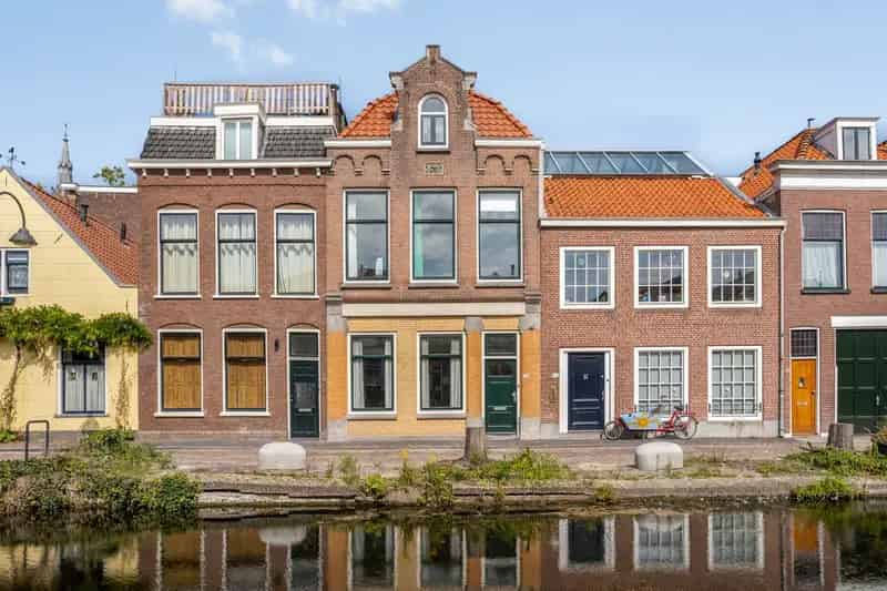 Grachtenpand Delft: Ruim dakterras en modernisering nodig