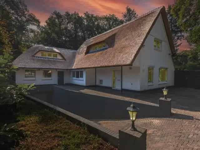 Rietgedekte Villa Veluwe: Ruimte, Rust en Luxe