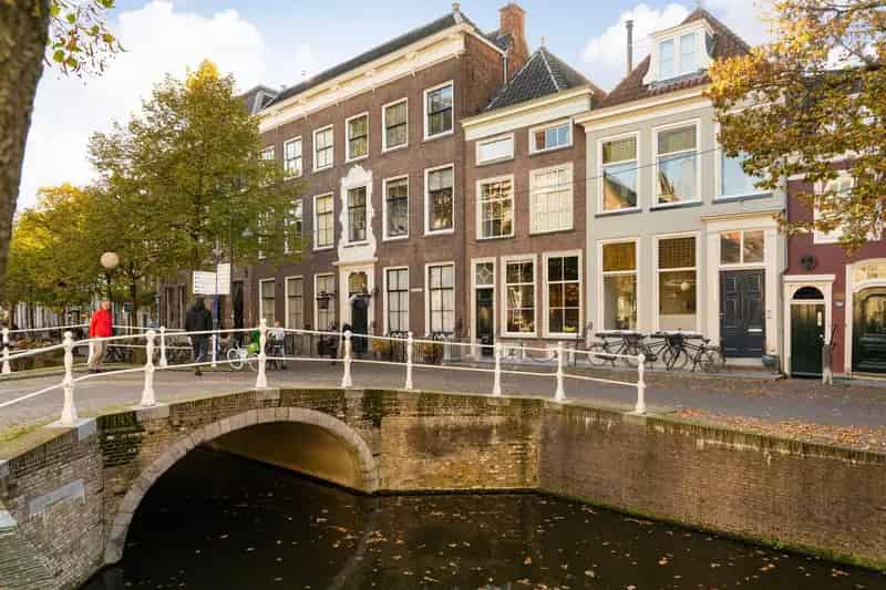 Rijksmonument Oude Delft: Grachtenpand met Stadstuin