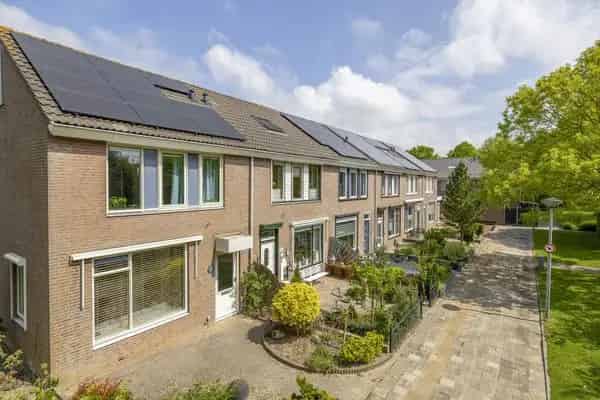 Kindvriendelijke Tussenwoning Stellendam 3 slaapkamers Tuin Berging