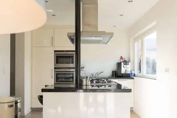 Vrijstaande woning met 4 slaapkamers en grote tuin te koop