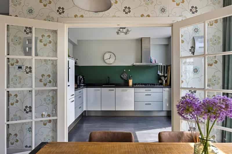 Tussenwoning Bovenkarspel: Ruim 4 slaapkamers, moderne keuken en tuin