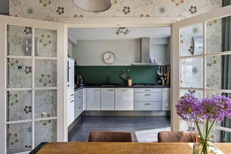 Tussenwoning Bovenkarspel: Ruim 4 slaapkamers, moderne keuken en tuin