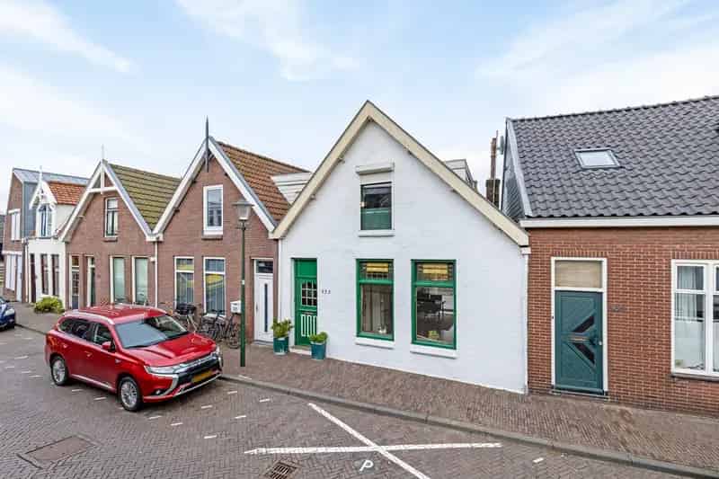 Huis te koop Zuiddijk Zaandam: Dijkwoning met souterrain en tuin aan het water