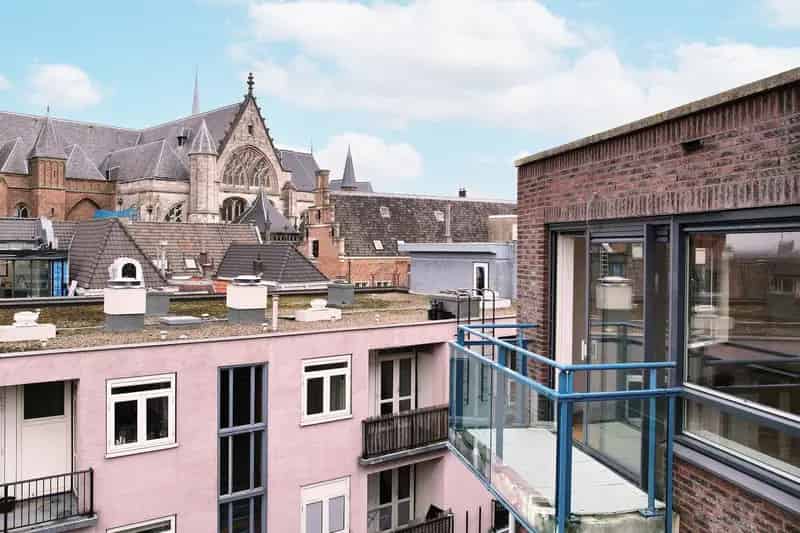 Nijmegen Houthof: Ruim 3 kamer appartement met balkon en parkeerplaats