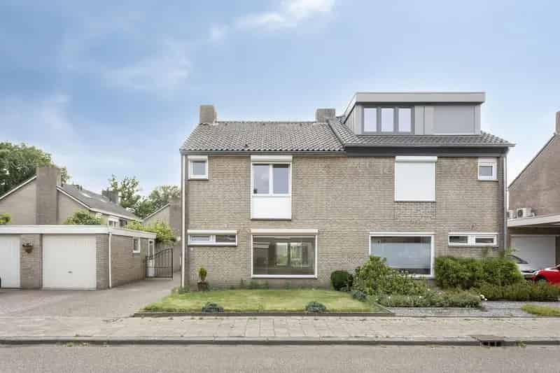 Ruime 5-kamer Tweekapper Weert 3 slaapkamers Garage Tuin
